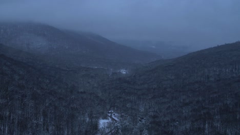 Wunderschöne-Luftdrohnenvideoaufnahmen-Der-Schneebedeckten-Appalachen-In-Der-Nacht-Am-Abend