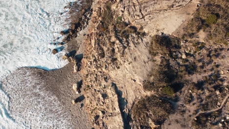 Luftaufnahme-Von-Meereswellen,-Die-Gegen-Die-Sandstrände-Der-Portugiesischen-Küste-Krachen
