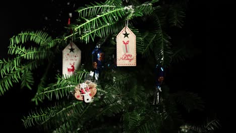 Linke-Kamerabewegung-Von-Einem-Geschmückten-Weihnachtsbaum