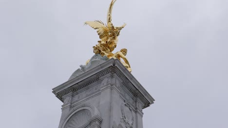 Buckingam-monument-palace-victoria-london