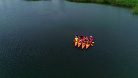 Gente-En-Un-Lago-En-Un-Kayak-Canoa-Deportes-Acuáticos-Aéreo-Hermoso-Paisaje-Rural-En-Riga,-Letonia