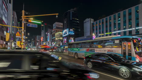Nacht-Seoul-City-Gangnam-Hauptstraße-Autos-Verkehr-Zeitraffer-–-Statische-Ansicht-Auf-Augenhöhe