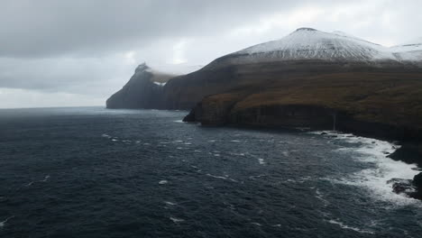 Färöer-Inseln,-4K-Luftaufnahme-Des-Niðara-Vatn-Wasserfalls-Mit-Wunderschönen-Bergen-Im-Hintergrund