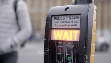 Waiting-sign-to-intersect-in-London
