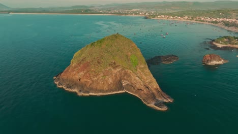 Vista-Por-Drones-De-La-Isla-Hon-Yen-Rock-En-El-Mar-De-Hon-Yen,-Un-Famoso-Destino-Turístico-En-La-Provincia-De-Phu-Yen,-Vietnam-Central