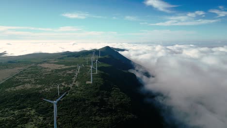 Windkraftanlagen-Auf-Einem-Von-Wolken-Umgebenen-Berg