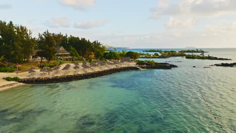 Drone-Aéreo-De-Un-Resort-De-Playa-Tropical-En-La-Isla-Mauricio,-Océano-índico