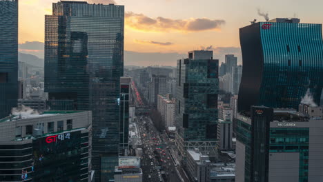 Seoul-Gangnam-District-Moderne-Bürowolkenkratzer-Und-Autoverkehr-Bei-Sonnenuntergang-–-Malerisches-Panorama-Zeitraffer-Zoombild-Auf-Dem-Dach