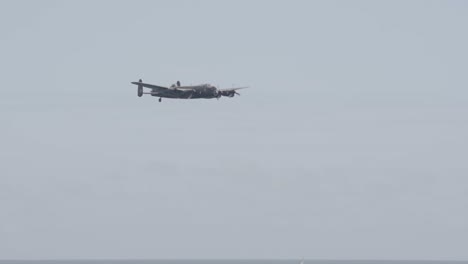 Avro-Lancaster-Fliegt-über-Den-Ozean-Mit-Segelboot-Im-Hintergrund