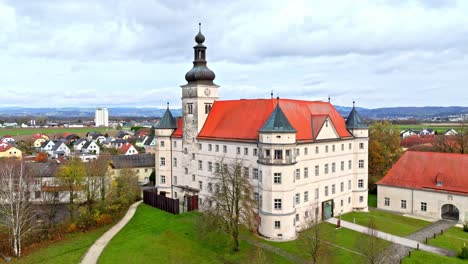 Malerische-Aussicht-Auf-Schloss-Hartheim-In-Alkoven,-Oberösterreich---Drohnenaufnahme