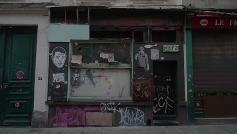 Arte-Callejero-Y-Graffiti-En-El-Frente-Del-Edificio,-Manneken-Pis,-Sudadera-Con-Capucha,-Hombre