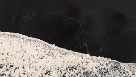 Wellen-Krachen-Am-Schwarzen-Sandstrandufer---Luftaufnahme-Von-Oben-Nach-Unten