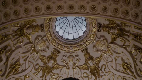 Goldvergoldete-Engel-An-Der-Decke,-St.-Charles-Borromäus-Kirche,-Statisch