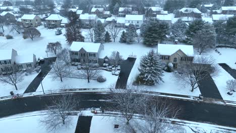 Zweistöckige-Häuser-In-Der-Amerikanischen-Nachbarschaft-Während-Des-Winterschneesturms