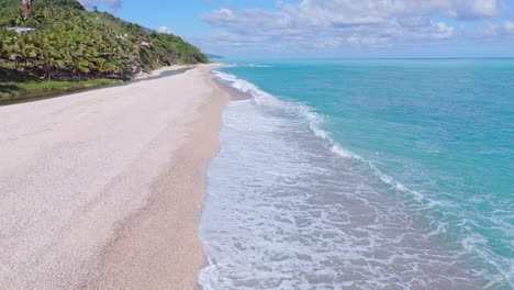 Unglaubliche-Schönheit-Des-Sandstrandes-Von-Los-Patos-Ohne-Menschen-Und-Mit-Dem-Karibischen-Blauen-Meer-Im-Hintergrund,-Dominikanische-Republik