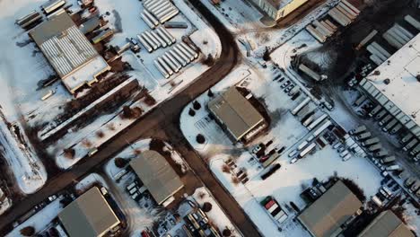 Einsames-Industriegebiet-Mit-Geparkten-Und-Schneebedeckten-Lastwagen-In-Calgary