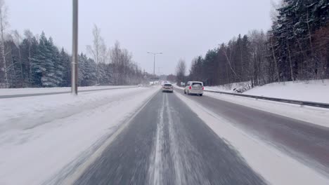 Autos-Fahren-Auf-Einer-Autobahn-In-Einer-Schneebedeckten-Winterlandschaft