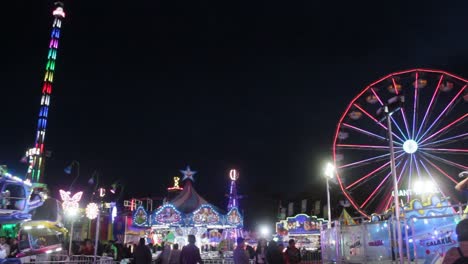 Eine-Nachtszene-Eines-Jahrmarkts-In-Tlaxcala-Mit-Mehreren-Karnevalsspielen-Und-Mexikanischen-Familien,-Die-Das-Fest-Genießen