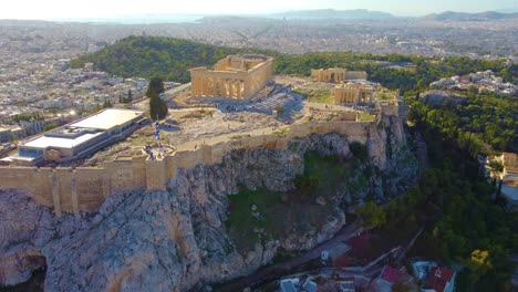 Partenón---Vista-Aérea-De-La-Acrópolis-Ateniense-Con-Restos-De-Edificios-Antiguos-Y-El-Antiguo-Museo-De-La-Acrópolis-En-Atenas,-Grecia