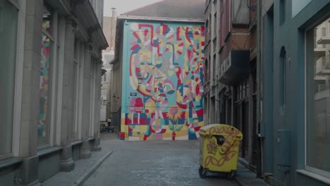 Abstraktes,-Farbenfrohes-Kunstwerk-An-Der-Wand-Eines-Gebäudes,-Seitengasse,-Statisch