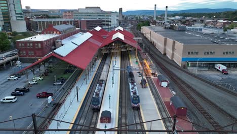 Estación-De-Tren-En-El-Centro-De-Harrisburg,-Pensilvania-Durante-La-Puesta-De-Sol.