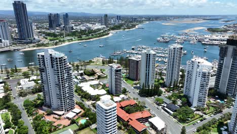 Paraíso-De-Los-Surfistas,-Gold-Coast,-Queensland,-Australia,-Mirando-Hacia-Southport-Y-Gold-Coast-Broadwater,-Apartamentos-De-Lujo-Deslumbrante-Día-De-Verano