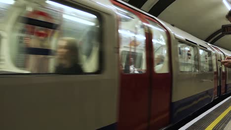 The-video-shows-a-London-Underground-in-London,-which-enters-the-station
