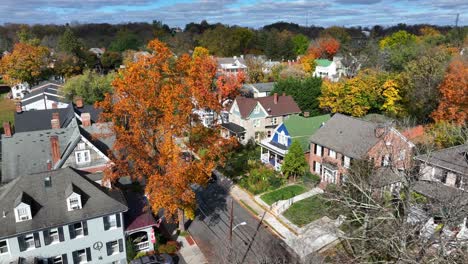 Coloridos-árboles-Otoñales-Entre-Casas-Suburbanas-En-La-Ciudad-De-Estados-Unidos-En-La-Región-De-Nueva-Inglaterra