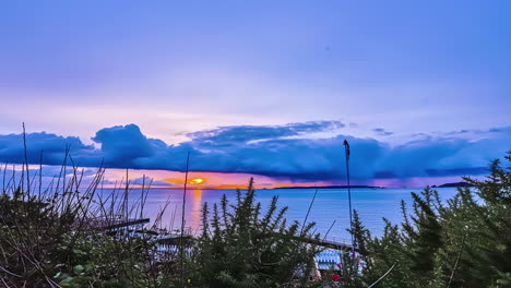 Zeitrafferaufnahme-Einer-Strandlandschaft-Mit-Blauen-Wolken-Im-Hintergrund-über-Dem-Meer-An-Einem-Bewölkten-Abend