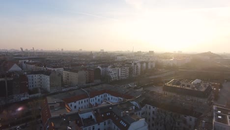 Ruhige,-ästhetische-Filmaufnahme-Eines-Atemberaubenden-Sonnenuntergangs-In-Berlin-An-Einem-Warmen,-Sonnigen-Sommertag
