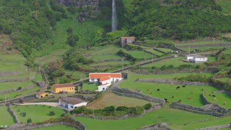 Kippaufnahme-Des-Wasserfalls-„Do-Well-Do-Bacalhau“-In-Fajã-Grande-–-Drohnenaufnahme