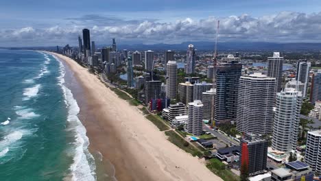Surfers-Paradise,-Gold-Coast,-Queensland,-Australia,-Mirando-Hacia-El-Sur-A-Lo-Largo-De-Los-Icónicos-Apartamentos-De-Gran-Altura-De-Esta-Hermosa-Ciudad