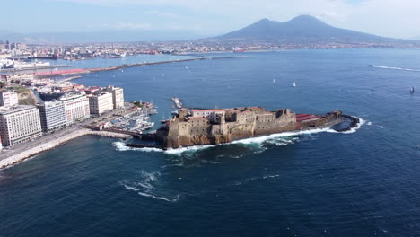 Castel-dell'Ovo-In-The-Gulf-Of-Naples-Backdropped-By-Mount-Vesuvius-In-Naples,-Italy