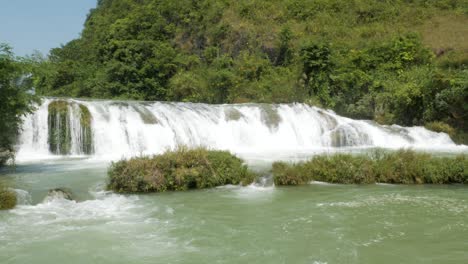Thác-Cò-Là,-captivating-waterfall-in-Vietnam,-descends-with-sheer-elegance