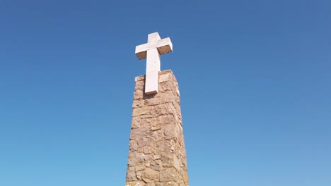 Portugal,-Cabo-Da-Roca,-Das-Religiöse-Wahrzeichen-Des-Westlichsten-Punktes-Kontinentaleuropas-Mit-Touristen