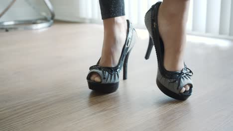 Frauenbeine-In-Schuhen-Mit-Hohen-Absätzen-Zeigen-Eleganz-Und-Betonen-Bei-Jedem-Schritt-Den-Reiz-Weiblicher-Beine.-Schuhe-Mit-Hohen-Absätzen,-In-Denen-Glamour-Auf-Stil-Trifft