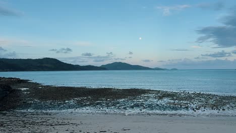 Zeitraffer-Des-Strandes-Von-Hamilton-Island-Mit-Sonnenuntergang-Und-Mondaufgang