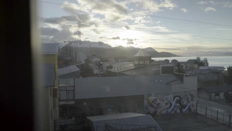 Blick-Auf-Den-Sonnenaufgang-Im-Winter-Durch-Ein-Fenster-In-Ushuaia,-Argentinien