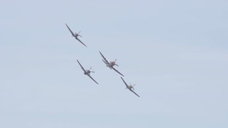P-Fifty-One-Mustang,-Spitfire,-Japanese-Zero-Und-Messerschmitt-BF-Banking-Beim-Gleichzeitigen-Fliegen