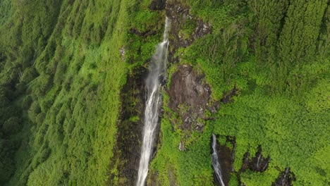 Rising-up-above-Poço-Ribeira-do-Ferreiro-waterfall-at-Flores-azores,-aerial