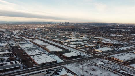 Blick-Auf-Die-Innenstadt-Von-Calgary-Aus-Einem-Abgelegenen-Industriegebiet-Im-Winter