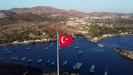 Yachthafen-Mit-Türkischer-Flagge-In-Gumusluk,-Bodrum,-Türkei