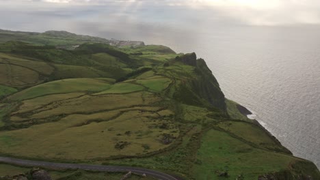 Vista-Aérea-De-La-Formación-Rocosa-Rocha-Dos-Frades-En-La-Isla-De-Flores-Azores