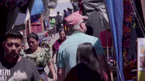 Der-Alte-Gringo-Läuft-Tagsüber-Durch-Den-Chichi-Markt-In-Guatemala
