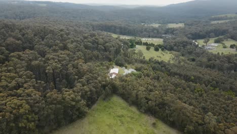 Drone-Aéreo-4k-Sobre-Un-Bosque-Nativo-Australiano-Con-Tierras-Despejadas-Para-Residentes-Y-Campamentos