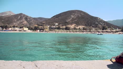 Toma-De-Viaje-Sobre-La-Bahía-De-La-Playa-De-Fodele-Con-Agua-Turquesa-Que-Revela-Un-Bolardo-En-Creta,-Grecia.