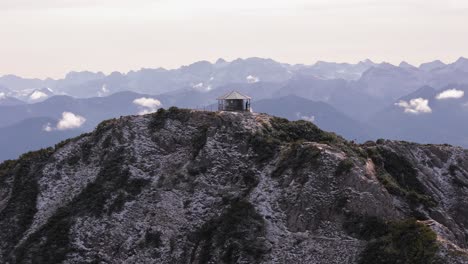 Aussichtsstruktur-Auf-Dem-Gipfel-Des-Berges-Und-Blick-Auf-Die-Alpen-Im-Hintergrund