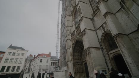 Inclinar-Hacia-Arriba,-ángulo-Alto,-Entrada-En-Arco-A-La-Catedral-De-Notre-Dame,-Amberes