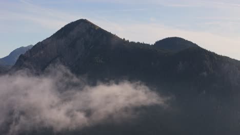 Nebelwolken-Ziehen-Sanft-über-Die-Bayerischen-Alpen