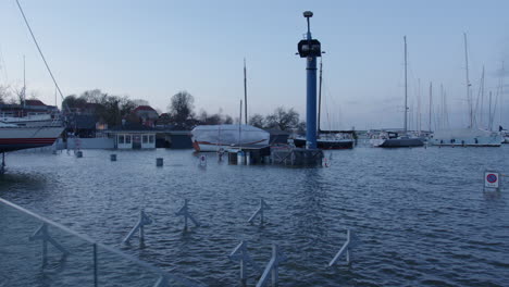 Die-Überschwemmung-Des-Hafens-Nach-Dem-Sturm-Pia-Führte-Dazu,-Dass-Der-Wasserstand-Fast-Zwei-Meter-über-Dem-Normalwert-Anstieg